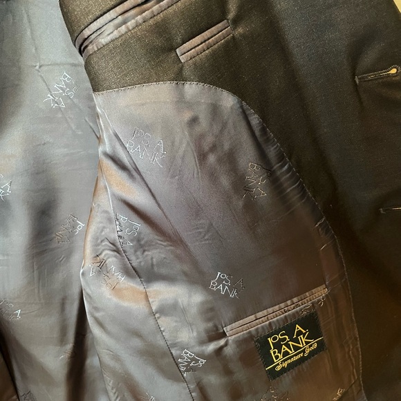 JOSABANK Signature Gold Suit 42R with Pleated Pants - Picture 6 of 9